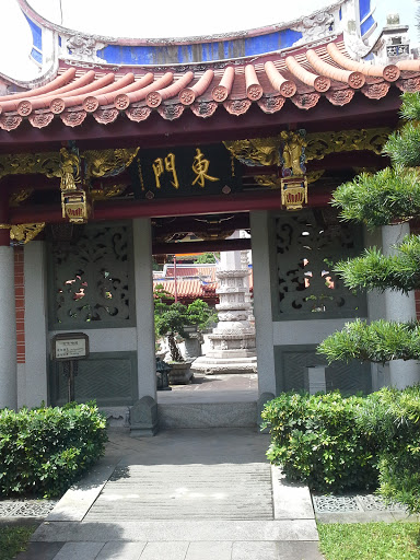 Eastern Gate of Shuang Lin Temple