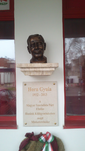 Horn Gyula Szobor
