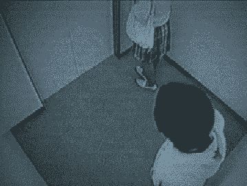 エレベータのひったくりをたくましく撃退する女の子