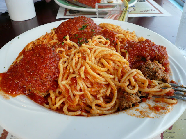 http://lh3.ggpht.com/esthur/SHPxlUfqAxI/AAAAAAAAGus/3vlwCSYDNaM/s640/A%20lil%20italian%20restaurant%20in%20Bronx2.JPG