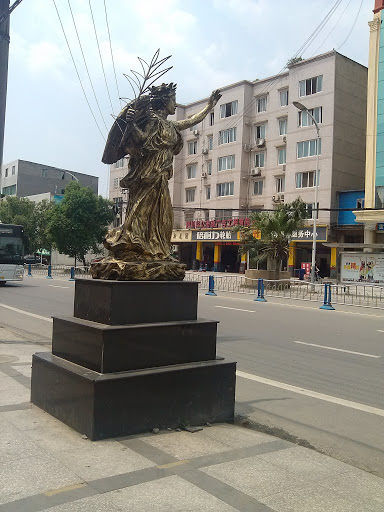 右侧铜像