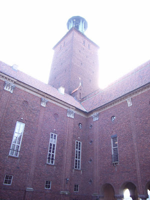 Inside the courtyard of City Hall. 市政厅的大院里面.