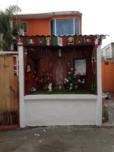 Altar A La Virgen