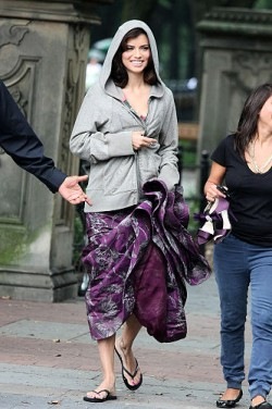 [ugly_betty_set_day1_016_medium[2].jpg]