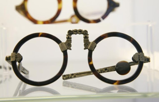 Las patillas de las gafas y su origen