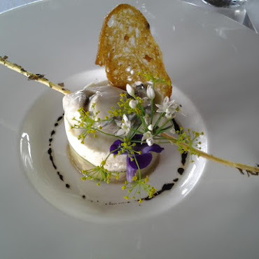 Bavarois d'artichauts à la coriandre. Crabe d'Alaska effluves acidulées à la badiane, une huître