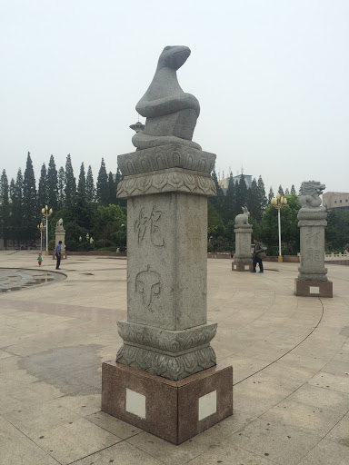 人民广场蛇生肖雕像