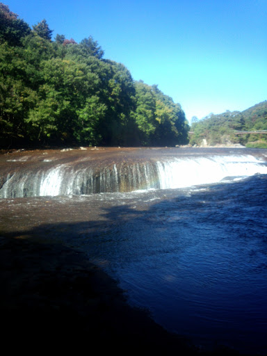 吹き割りの滝 (Waterfall of Fukiwari)