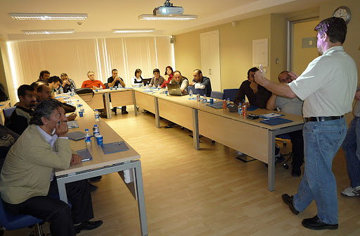 InDesign gurusu Russel Viers InDesign CS4 eğitimi verirken