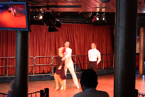 Uns&auml;gliche Show: Tanzwettbewerb und Vorf&uuml;hrung mit Tony Irving