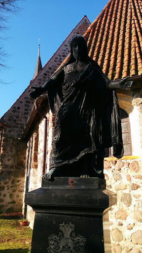 Skulptur an der Dorfkirche Behren-Lübchin