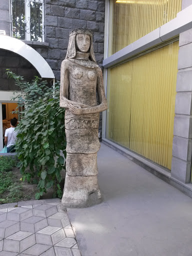 Статуя Армянской Женщины