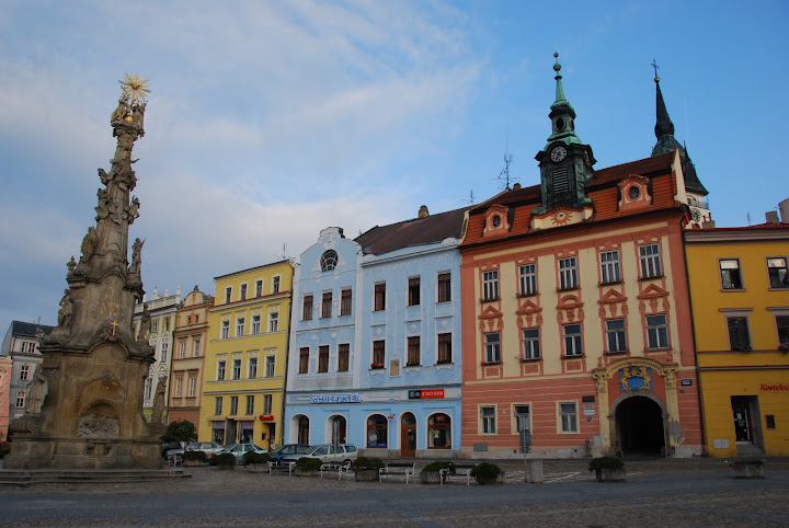 出飯店大門，即是英吉夫的廣場。