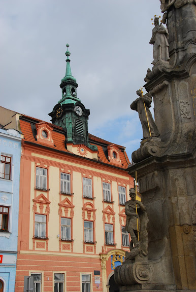 出飯店大門，即是英吉夫的廣場。