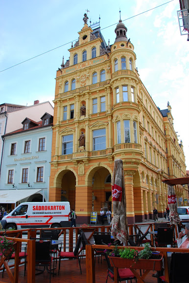 位在廣場旁，兌換捷克克朗的店家，有著特色的建築外貌。