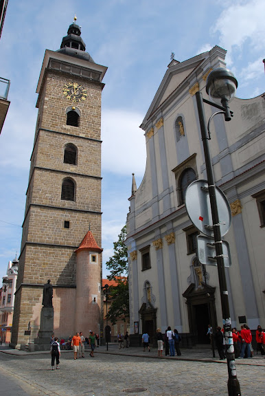 登黑塔前，所攝得黑塔和聖尼古拉教堂。