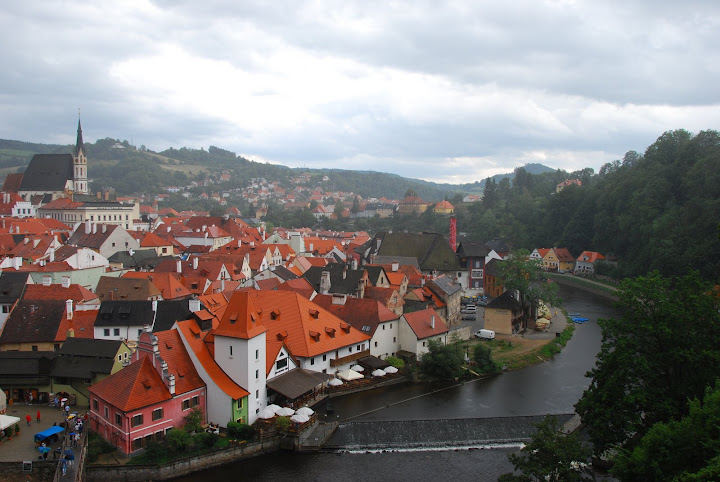 披了一層霧氣的庫倫洛夫城鎮。