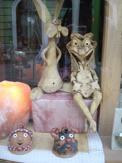 還未開店的商店櫥窗，仍可看到可愛又獨特的佈置。