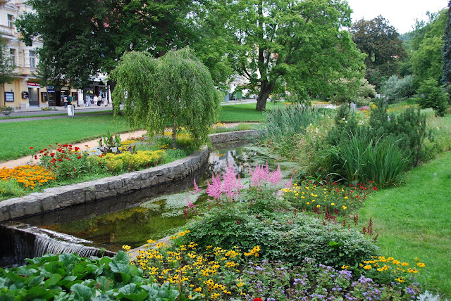 瑪麗安斯凱溫泉長廊旁的公園。