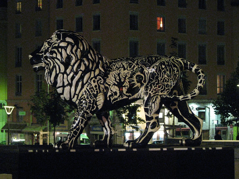 Lyon by night - Une des sculpture de lion