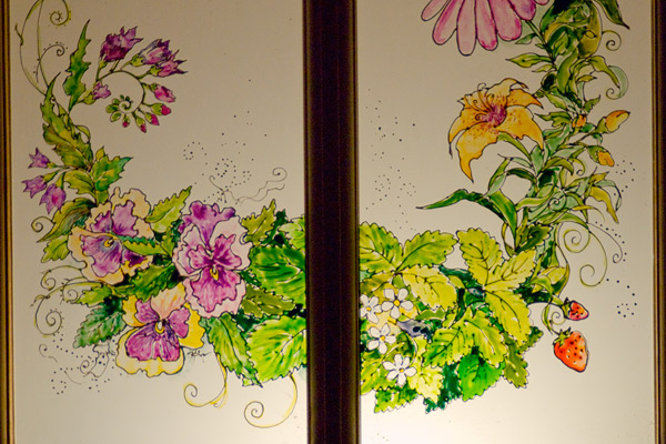 Роспись двери в дачном доме, роспись стекла, витраж, цветы