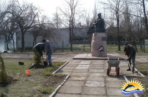 Очаков. Памятник Сладкову. Субботник