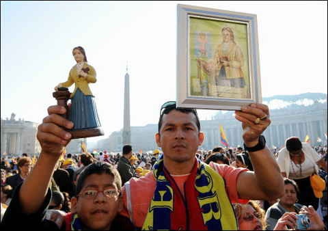 [ecuatorianos con imagen de nueva santa[4].jpg]
