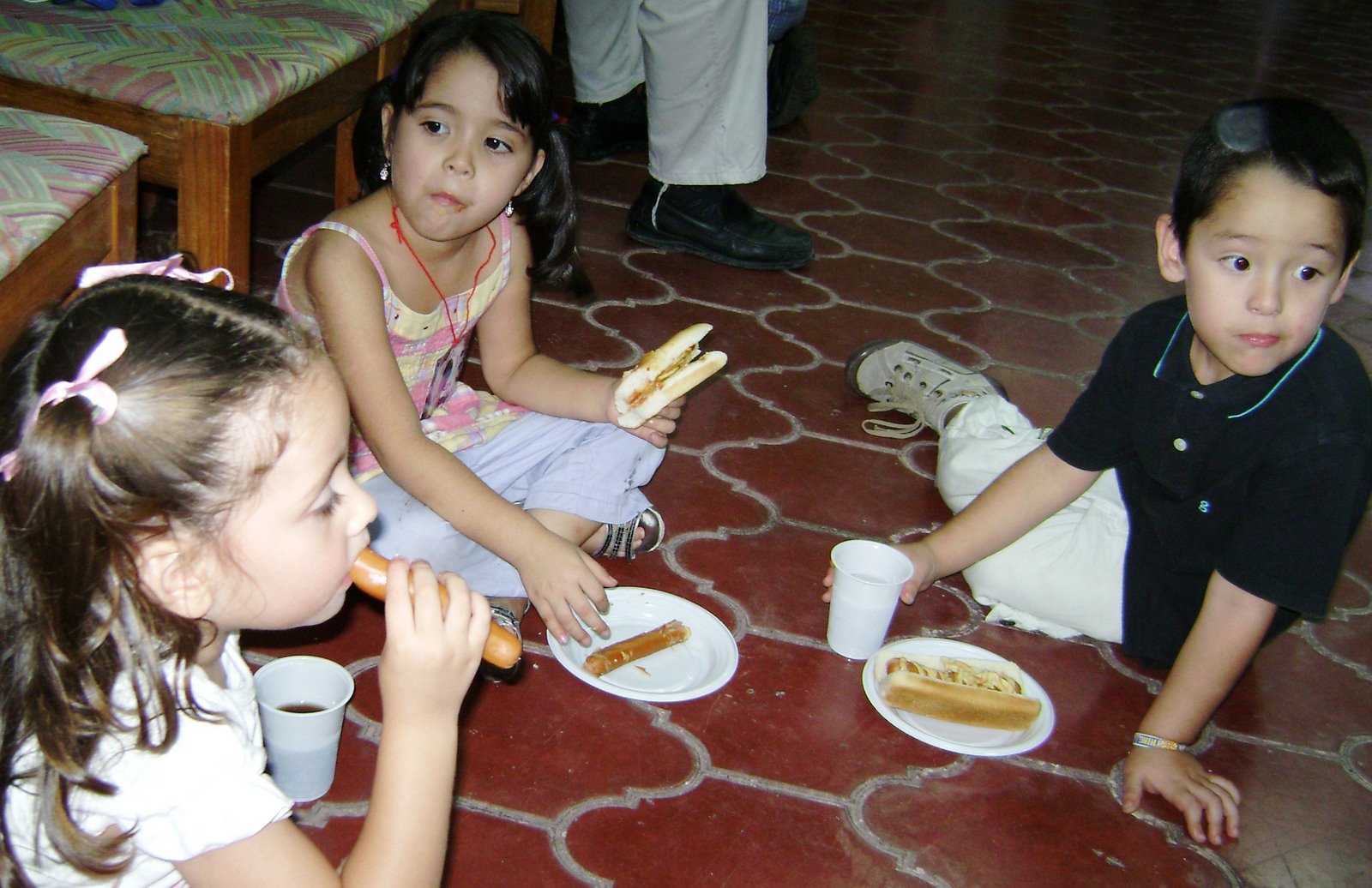 [Elena Valeria & Santiago eating hot dogs[5].jpg]