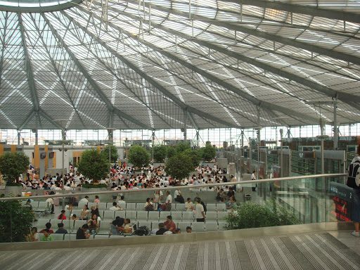 This is the waiting area of the station - much better design than the current Shanghai Railway Station since it is really easy to balance the traffic - if there are too many people for one train, they can move to the nearby area to wait for the train