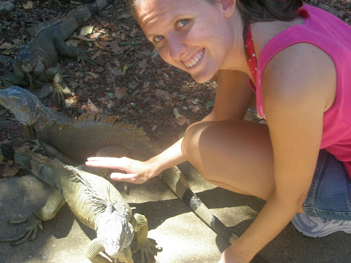 roatan-%20petting%20iguanas.JPG?imgmax=512