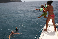Alicia sur l'avant du bateau, prete a lancer Mathilde dans l'eau.