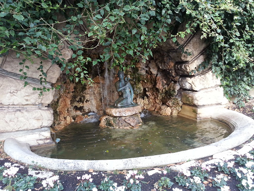 Fontaine Femme a L Oiseau   