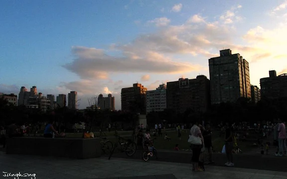 公園裡有M字型的雲