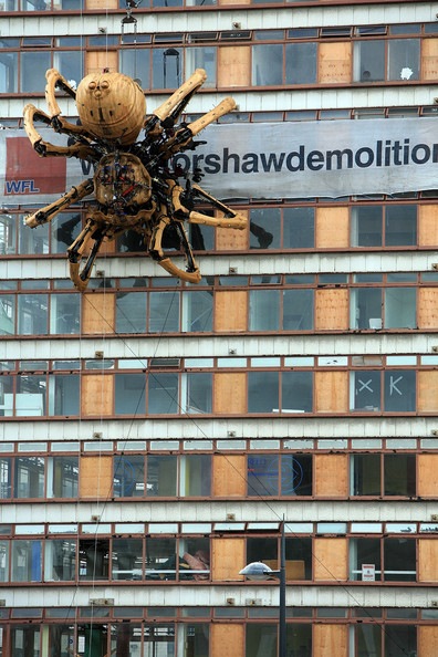Giant Mechanical Spider Appears Liverpool 5uwPzrhWUJzl