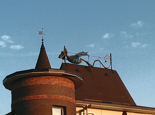 Дракон на крыше дома