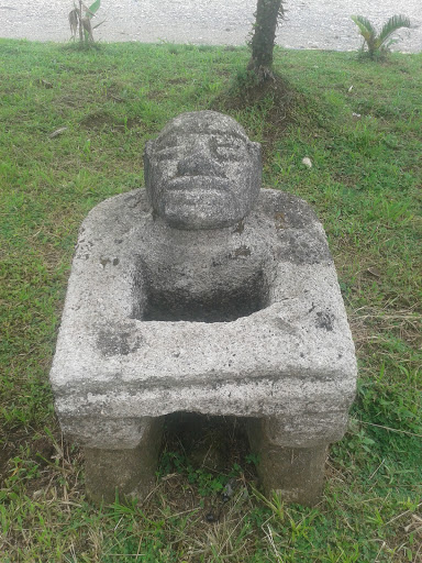 Escultura del Indio Sentado