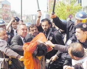 [polis iskence2008[3].jpg]