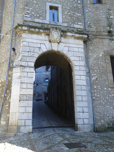 Porta del Borgo Antico di Contigliano