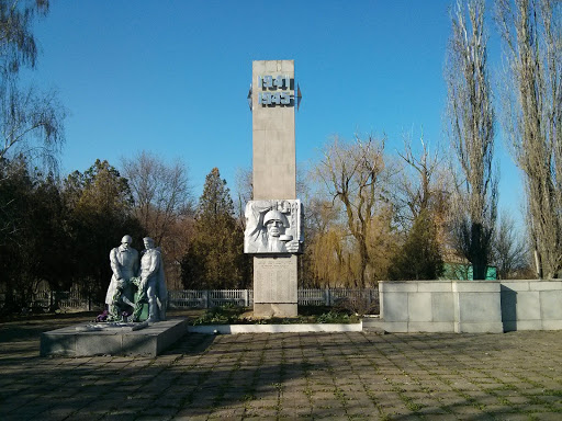 Монумент Памяти Солдатам ВОВ НВ