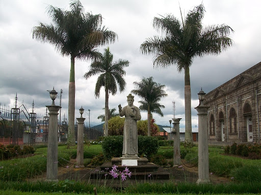Estatua Jardines Iglesia De Palmares