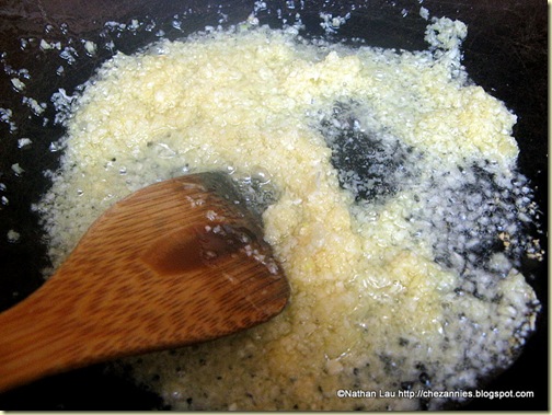 Stir-frying ginger and garlic paste