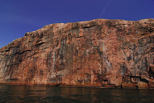 Deep-water-soloing-cliff