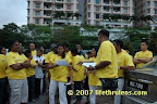 Rajj handing out the first clue Rajj handing out the first clue