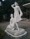 东五教学楼旁的雕塑