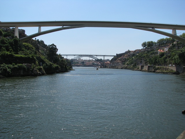 [2008.06_porto_pilar_fontainhas_108[3].jpg]