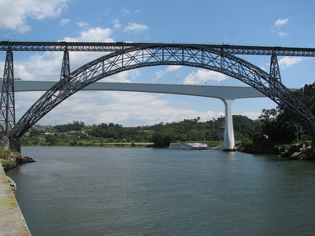 [2008.06_porto_pilar_fontainhas_109[3].jpg]