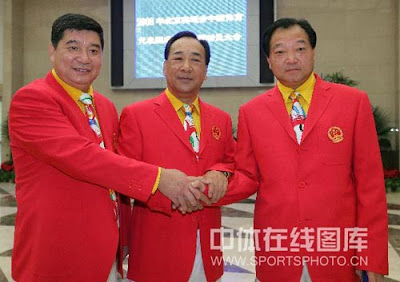 老哥几个穿挺喜庆的