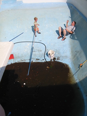 [cleaning the pool (2)[8].jpg]