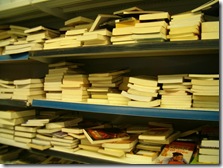 Libros acomodados en Carrefour... HPIM2439