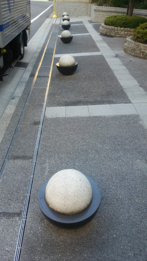 並んだ球体の石